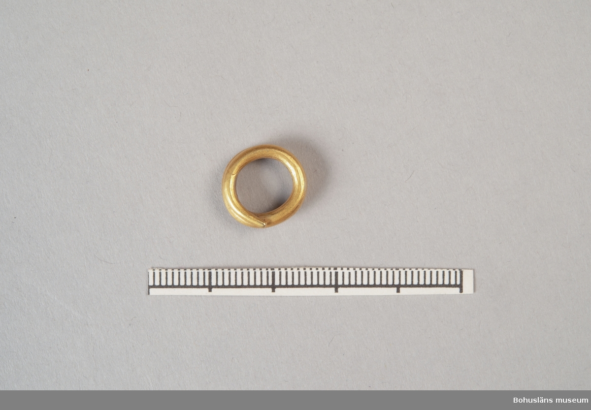 Guldspiralen hittades vid grävning av en ledningsgata i en trädgård i Hamburgsund år 2004. Efterundersökning med metalldetektor gjordes på platsen men inga fler fynd påträffades. Spiralen är lagd i två varv.

Denna typ av spirrallagda guldtrådar användes som betalningsmedel under äldre järnålder, mellan år 200 e.kr år till 600 e.kr. Guldet värderades efter vikt och renhet och man kunde knipsa av en bit för att lämna som betalning.Det är inte ett helt unikt fynd då det tidigare påträffats 15 st spirallagda guldtenar i Bohuslän.

Litt: Nordell, L: Guldet i Hamburgsund. I: Bohuslän Årsbok 2006.

Landskap Bohuslän

Föremålet var utställt på Bohusläns museum i Utgångspunkten, tema Sveriges Historia, från mars t.o.m oktober 2010./IL