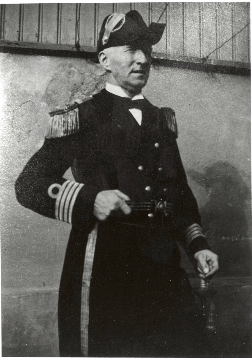 Motiv: Anderssen, Andreas. KK. Halvfigur - Sjef for torpedobatteriet på Oscarsborg festning 9. april 1940.