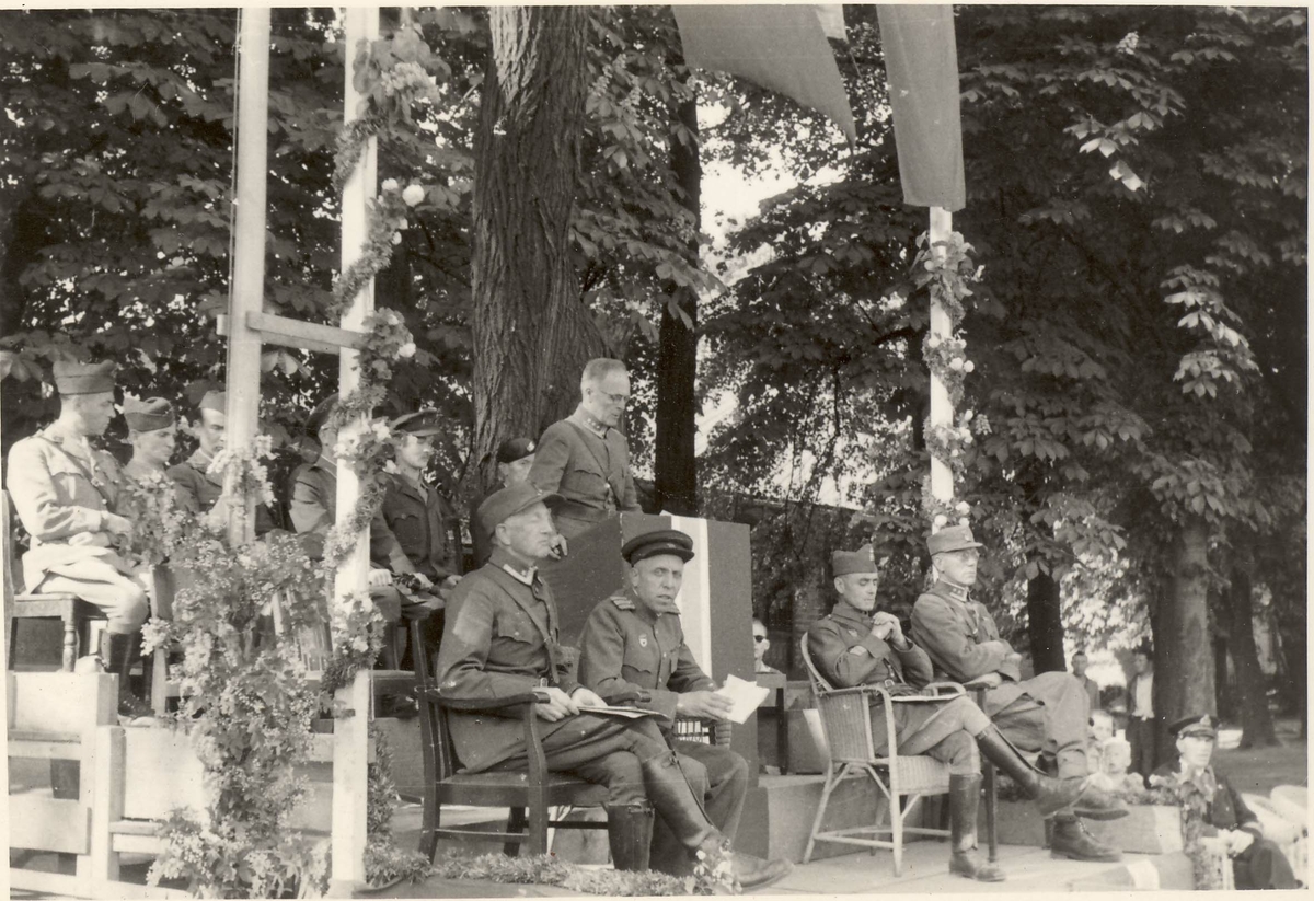 Fenrik Ludvig Hartmarks bilder fra tysk fangenskap under 2.VK. Under hjemreisen etter frigjøringen ble det stopp i 10 døgn i Liegnitz, Tyskland. 17. mai 1945 feires. Tale for dagen.