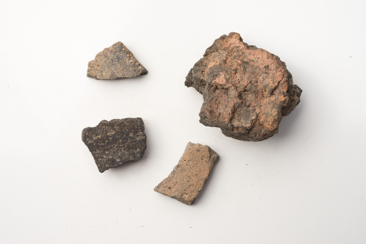 cv. Fire fragmenter av smeltedigel. st. m. l 41 mm, br 39 mm, t 22 mm. Fnr 55, 126, 250.