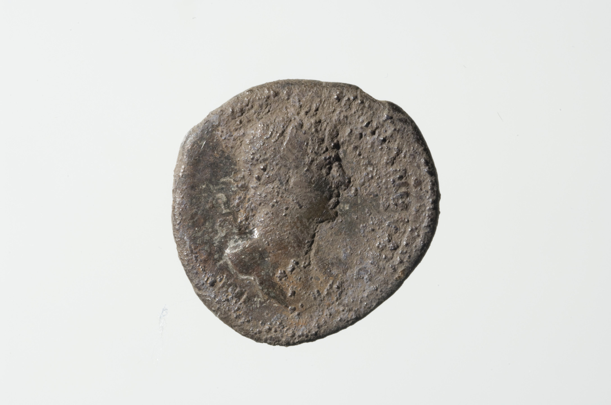 Romersk denar, RIC II, Hadrian 44. Påskriften lyder: Adv. ... DRIANV(S) AVG. Rev. PAX    PM ... R COS II. Mynten ble preget i løpet av andre år av Hadrians regjering (COS II), dvs. 118 E.KR.