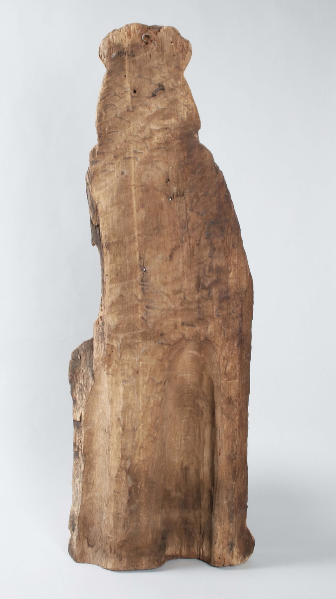 Träskulptur "Nådastolen", 1400-tal, mycket defekt (träbortfall); all färg borta. Sittande frontalt; båda armarne saknas; krucifixet saknas; värkar besynnerligen platt. Maskstungen. Proveniens Tärby kyrka.

Nådastolen är ett motiv som uppkommer på 1100-talet men som i den kyrkliga konsten under 1400-talet får ett rejält uppsving. Motivet, som är en treenighetsframställning visande fadern, sonen och den helige ande, finns återgivet i flera olika media, till exempel i muralmålningar, på smycken och i altarskåp. Det visar hur Gud, iförd krona eller påvetiara, sitter på en tronstol och håller upp och visar fram den döde Jesus för betraktaren med den Helige Andes duva svävande bredvid eller sittande på korset. (Historiska museet)

Tärby kyrka härstammar troligen från 1200-talet. Under 1700-talet renoverades kyrkan och de gamla målningarna som då gjordes, målades över under 1800-talet. Kyrkan vilar förmodligen på en forntida offerplats, som var centrum för en kulturbygd sedan årtusenden. (Svenska kyrkan)