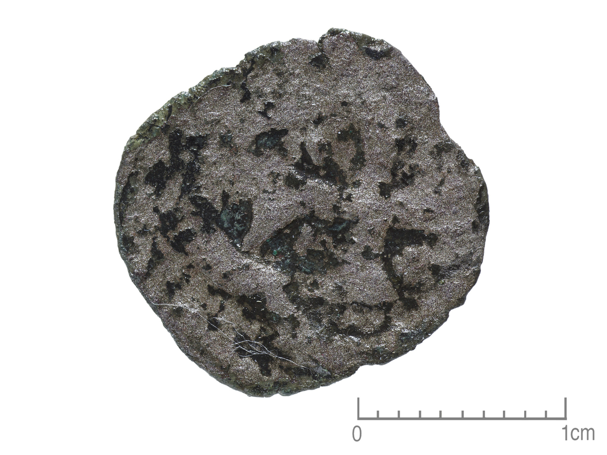 Mynt av sølv, Danmark, borgerkrigsmynt, Erik Menved 1286-1319, MB 283. Adversen har en krone og reversen et kors og begge er svakt markert og nedslitt. Pregingen dekker ikke hele sidene.