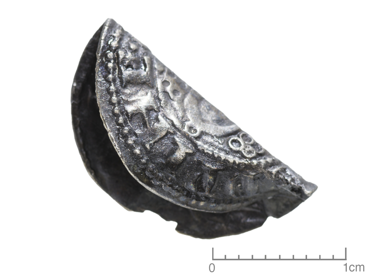 Mynt av sølv, England, Henry I, 1100-1135 e. Kr. Mynten er sammenbøyd.