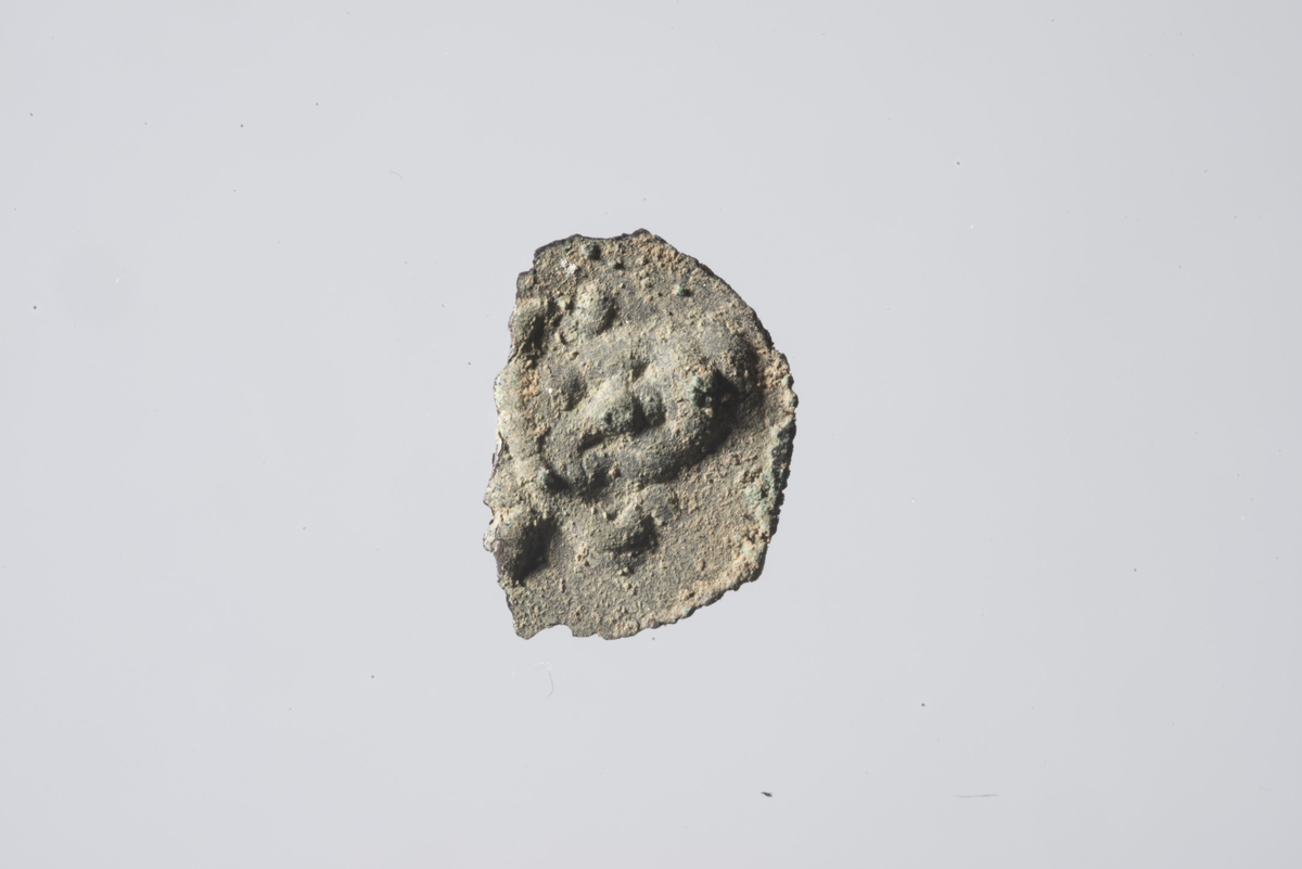 Tre fragmentar av kvartpenning/brakteat slått under Magnus Lagabøter ca. 1270-1320 (Mynt nr. 6). 