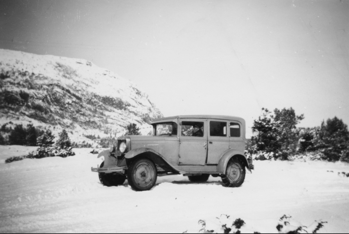 Postbil (Chevrolet) med landpostbud Odin Albert Jensen Rønning ved rattet.