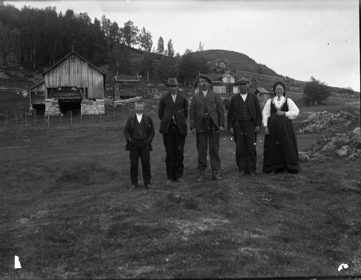 Gruppeportrett, fra venstre: Knut Fossheim, Åsmund Bergland, Talleiv og Signe Øysæ på Nigarden Øysæ.

Fotosamlingen etter Olav Tarjeison Midtgarden Metveit (1889-1974) Fyresdal. Senere (1936) kalte han seg Olav Geitestad.