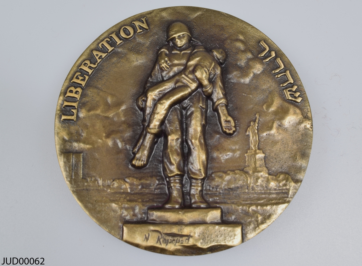 Bronsmedalj liggandes i stort rött etui av röd plast som invändigt  är klätt med röd sammet. Medaljen är dekorerad med texten "Liberation state art medal". I etuiet ligger även ett litet certifikat. På medaljen står den engelska texten med en hebreisk översättning.