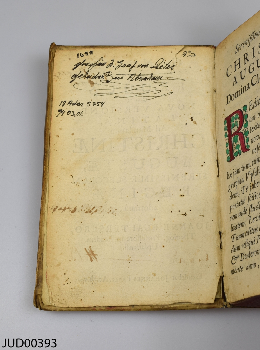 Boken ”Genesis et Exodus”, troligtvis från 1655. Boken är tryckt på papper och inbunden i ljust skinn. Skriven på latin och hebreiska. På försättsbladen är namnen från tidigare ägare skrivna i olika typer av bläck, samt diverse årtal.  En anteckning på framsidan läses som "…ar, Ahlberg. … 1757".