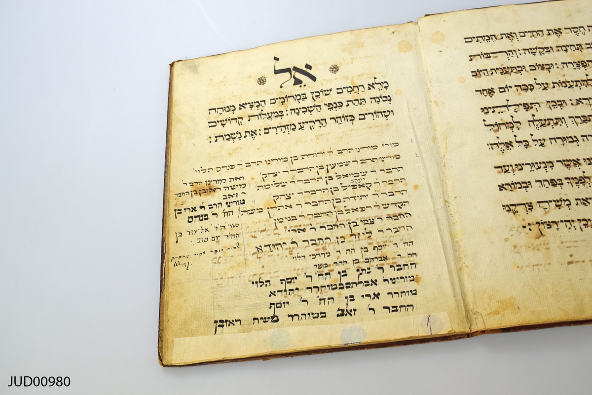 Handskift på hebreiska med böner och anteckningar för begravningsverksamhet.