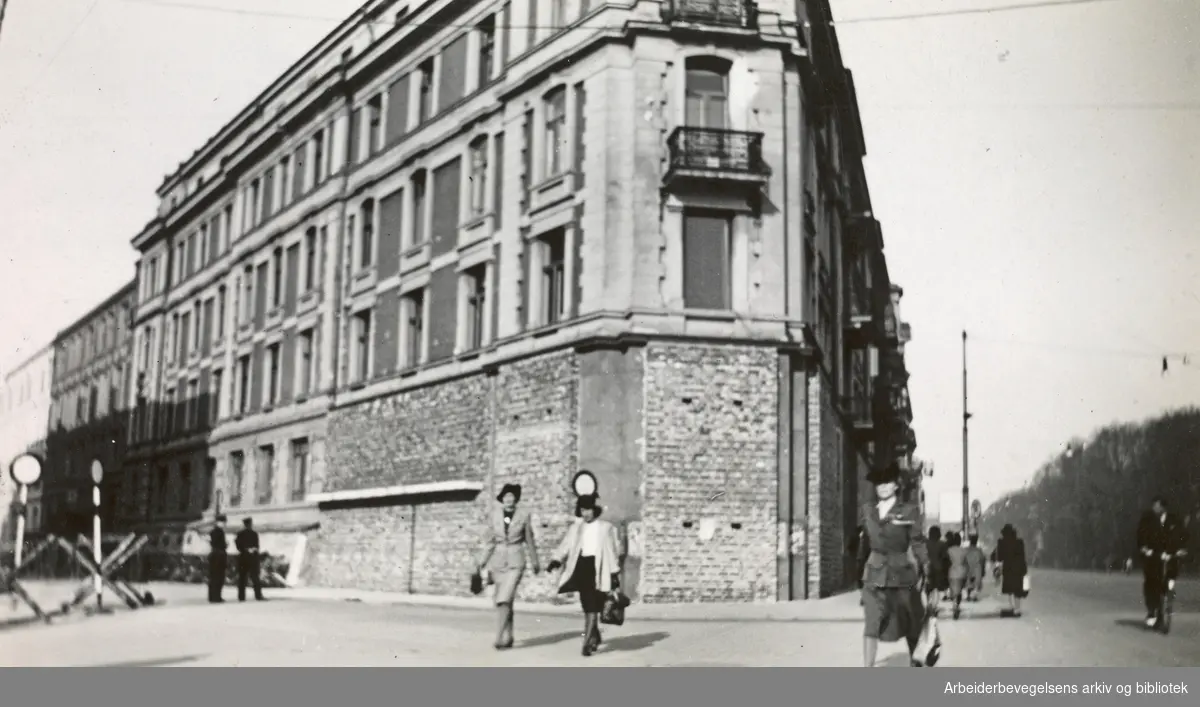"Gestapos festning. 9 Mai 1945". Fra en Serie fotografier fra okkupasjonsårene og frigjøringsdagene i Oslo, tatt av Ole M. Engelsen. Hjørnet av Drammensveien (Nå Henrik Ibsens gate) og Kronprinsens gate.