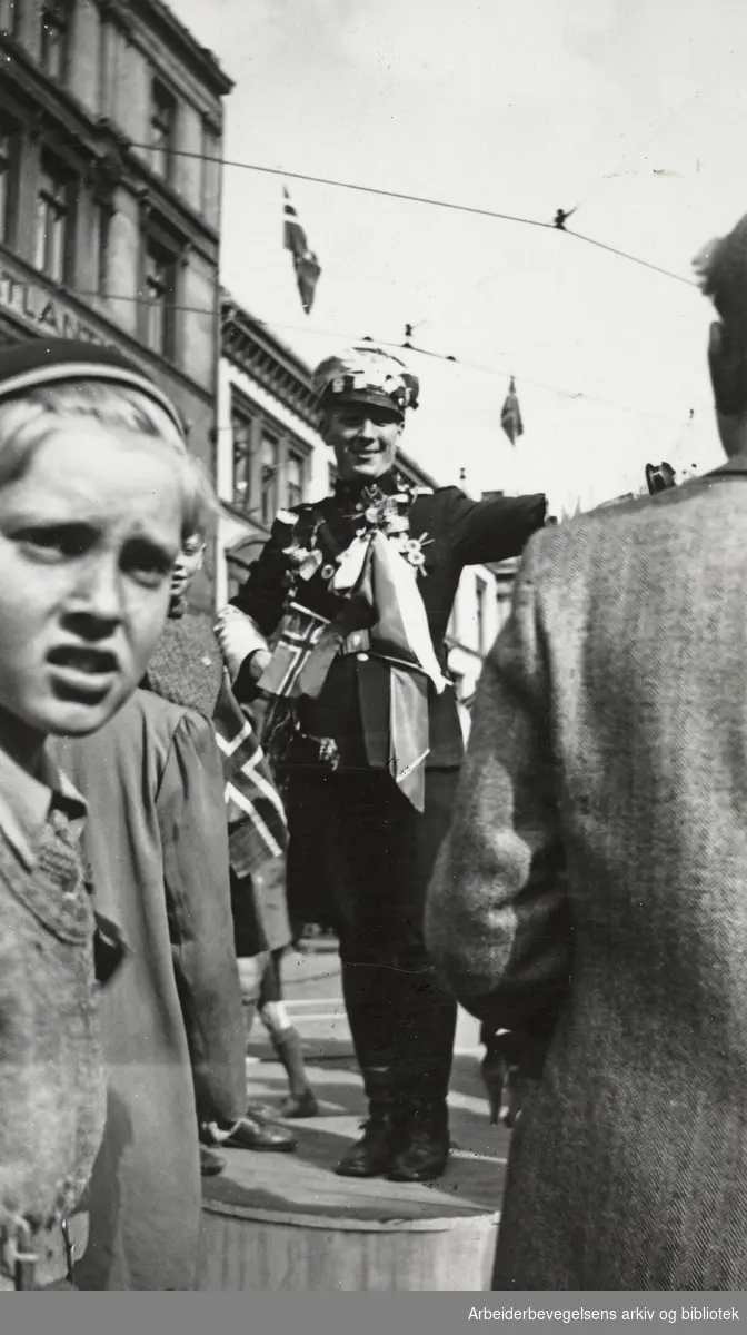"Seiersglæde". Mai 1945. Serie fotografier fra okkupasjonsårene og frigjøringsdagene i Oslo, tatt av Ole M. Engelsen.