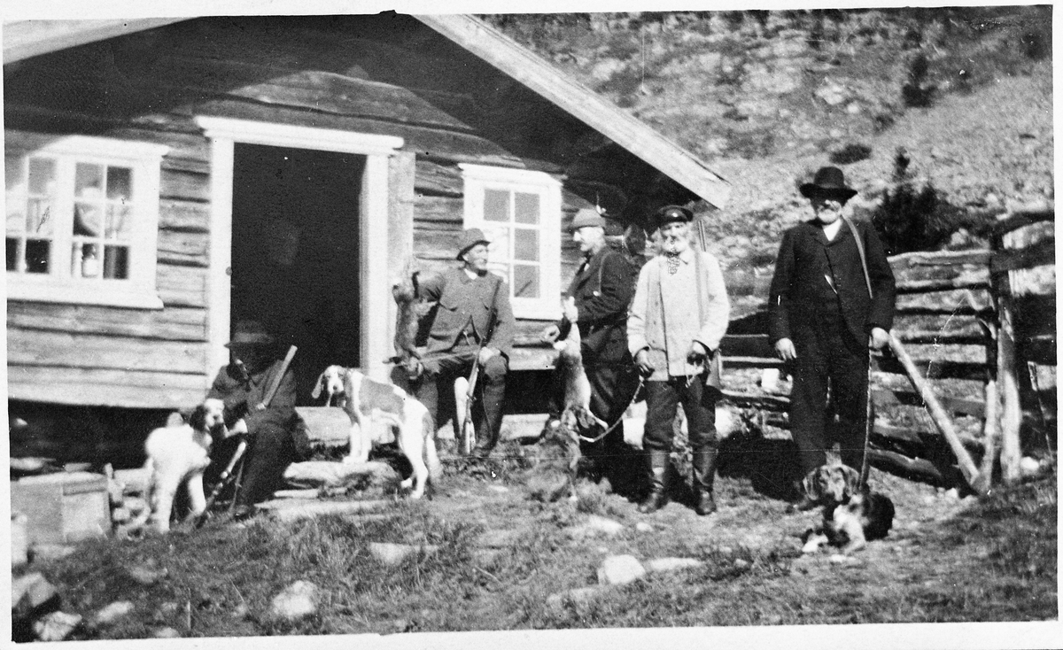 Fem bilder fra harejakt i Hugulia ca. 1932. Persongalleriet skal være følgende, men det er ikke kjent hvem er hvem på bildene: Anton Lunde, Edvard Lunde, Petter Lunde.