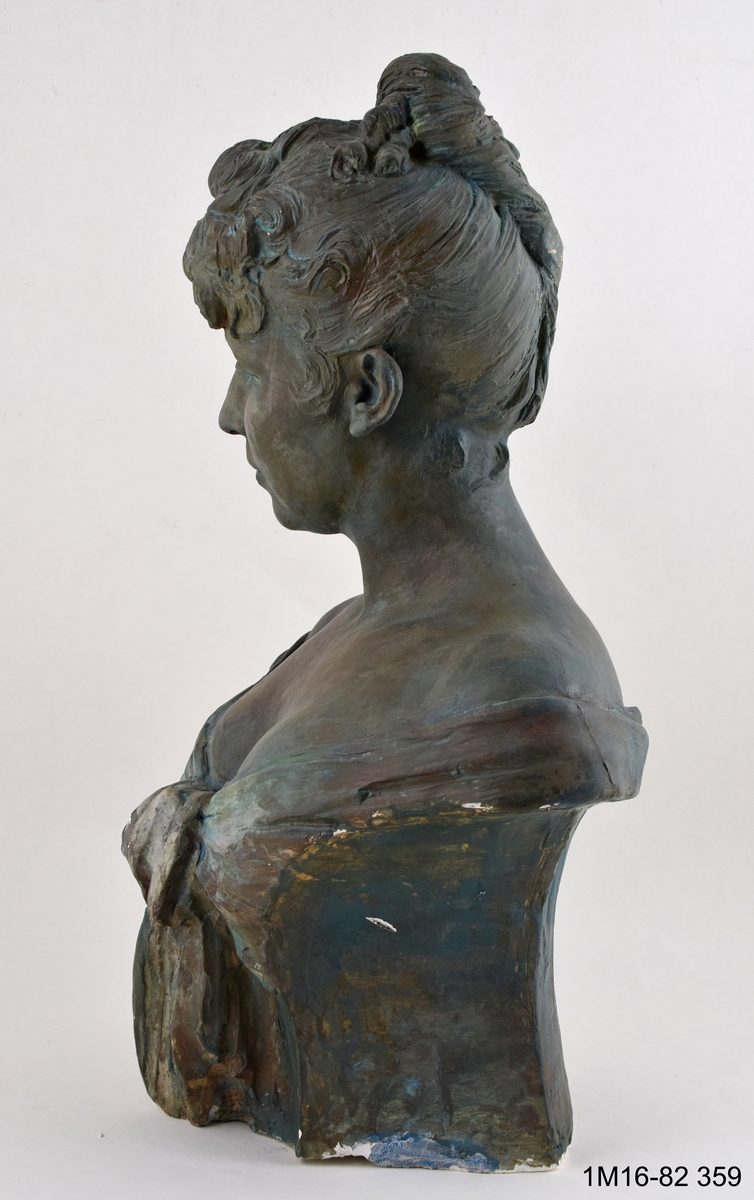 Skulptur, föreställande Fru Olga de la Cruz-Broschell f. Kjellberg.