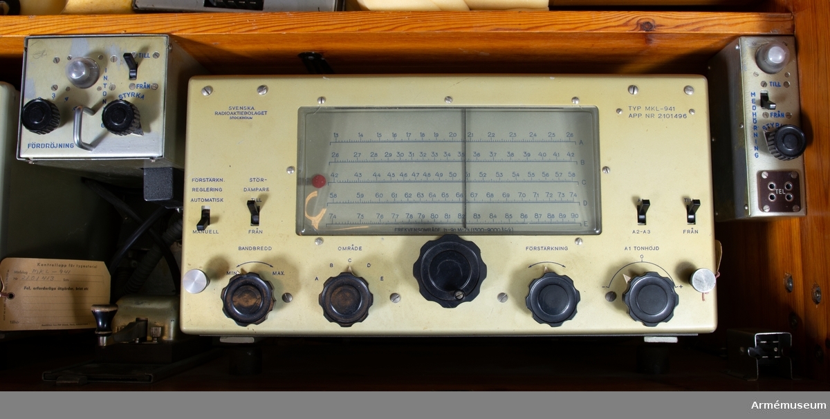 Mottagarlåda till radiostation 75 watt transportabel m/1943. Nr 15.
Mått: 1270x620x495 mm.