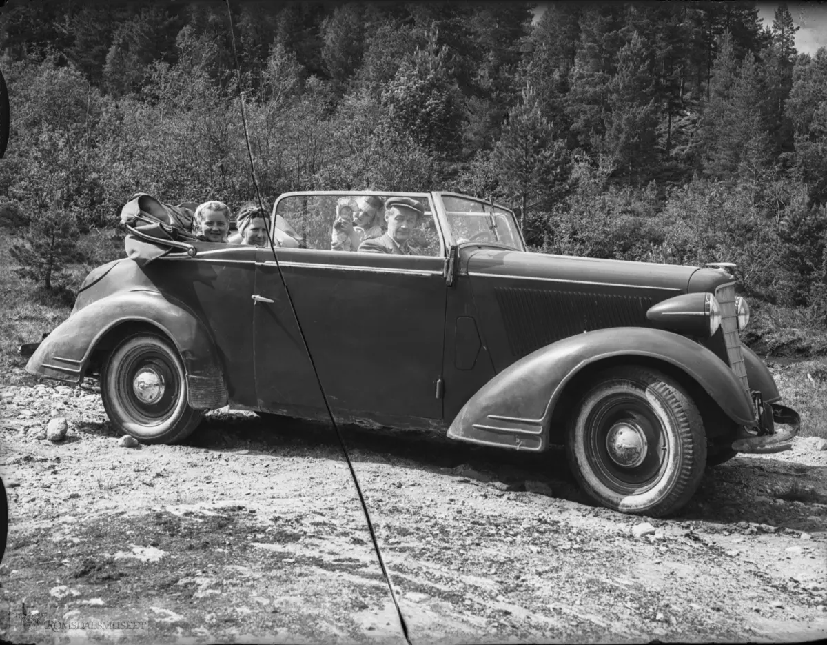 Opel Six cabrioet 1934-35. (Ettefølgeren Opel Super Six fra 1936-37 hadde større motor, vannrette riller i panseret og litt mer avrundet grill, men ellers lik.)