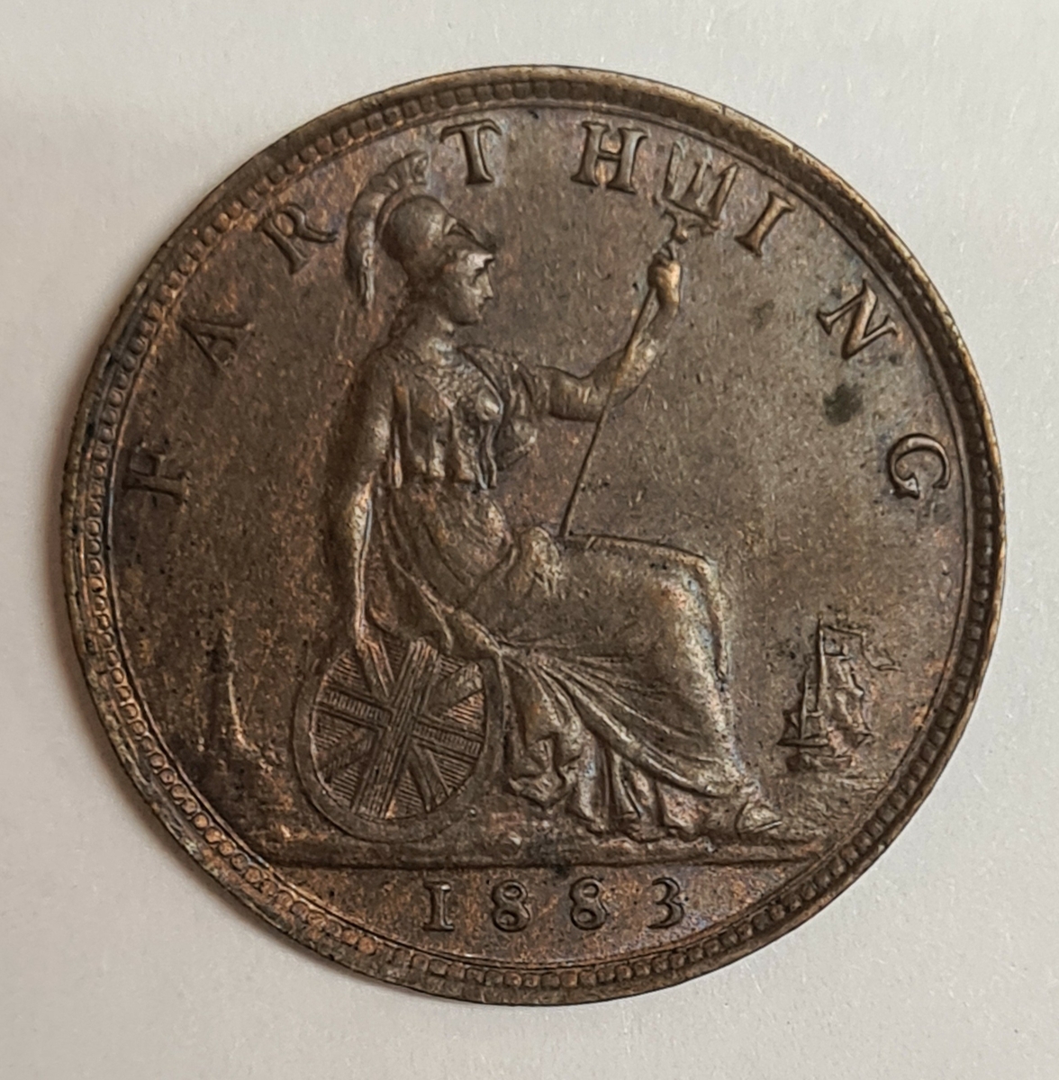 Ett mynt från Storbritanien/England.
Farthing 1883