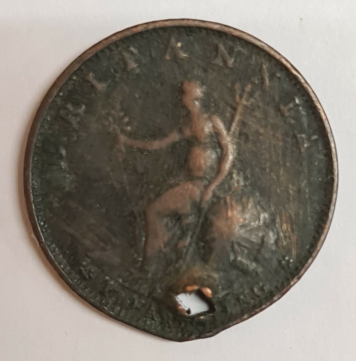 Ett mynt från Storbritanien.
1799
(George III 1760-1801)

Myntet har ett håll i övre kanten.