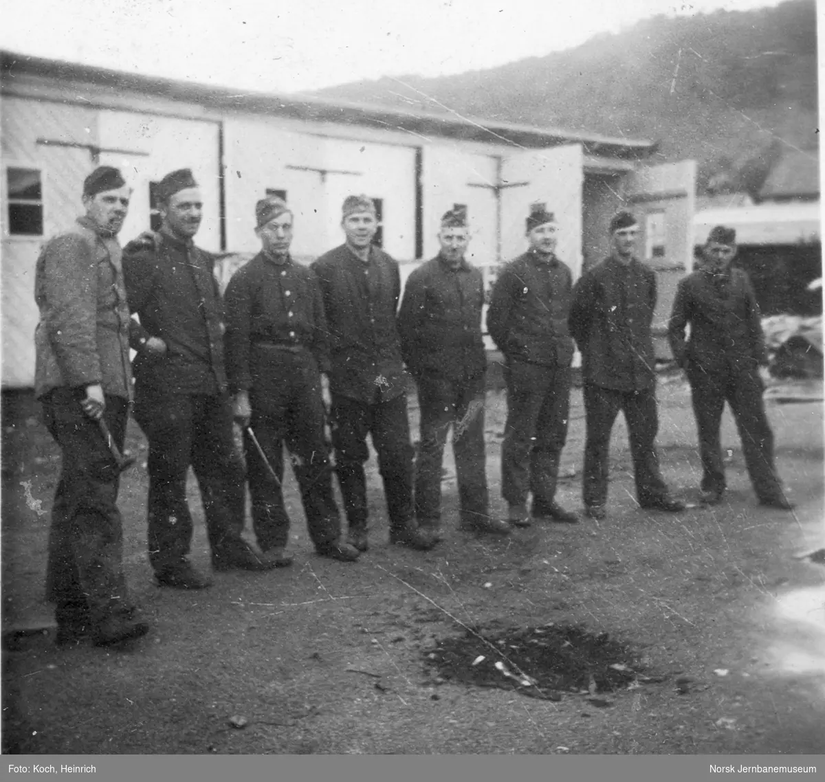 Soldater tilhørende den tyske okkupasjonsmakten foran en garasje på ukjent sted i Norge