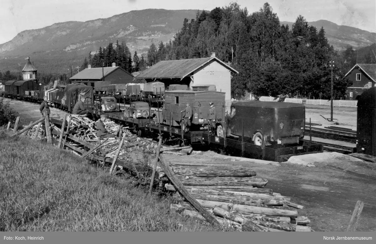 Godsvogner litra N lastet med militære kjøretøy tilhørende den tyske okkupasjonsmakten på Gol stasjon