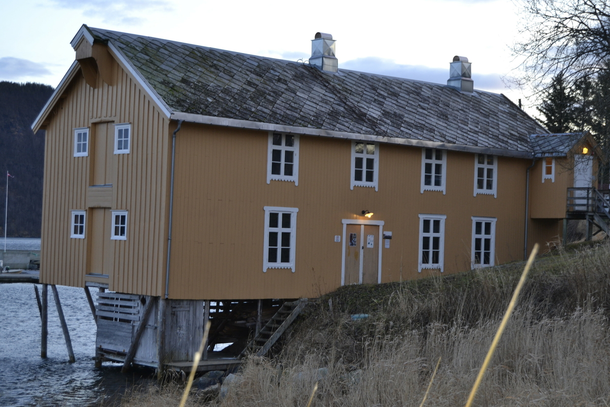 Bergh-brygga er bygd i bindingsverk med skifertak og ligger ved sjøen på Nedre-Leland. Den står delvis på stolper i sjøen og på fjell og er malt gul. Bygget brukes nå som utstillingslokaler og kontor for Leirfjord museum.