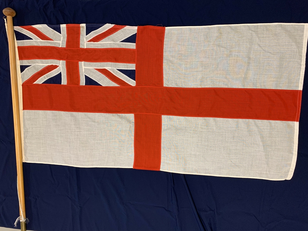 Det engelske flagget med kvit botn og raud kross. I øverste felt til høgre er Storbritannia sitt flagg. Union Jack. 
White Ensign er betegnelsen på et orlogsflagg dannet etter britisk mønster. Den britiske White Ensign har hvit flaggduk, rødt kors (St George's Ensign) og det britiske unionsflagget Union Jack i øvre felt ved stangen. Brukt av skip med betegnelsen HMS og Royal Yacht Squadron Georgskors, rødt på hvitt felt, og Union Jack i øvre hjørne mot stang  