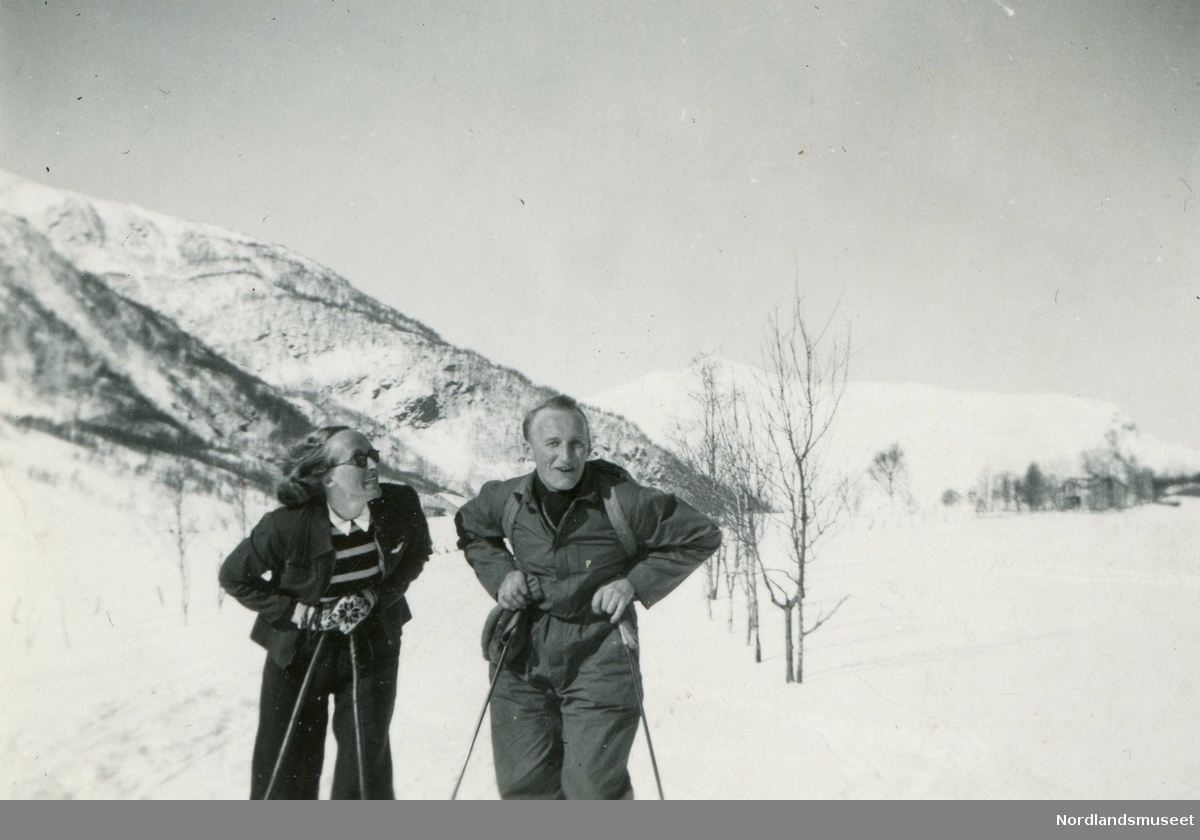 Skitur i Lakså. Torgeir Olsen (1919) sammen med en av søstrene.