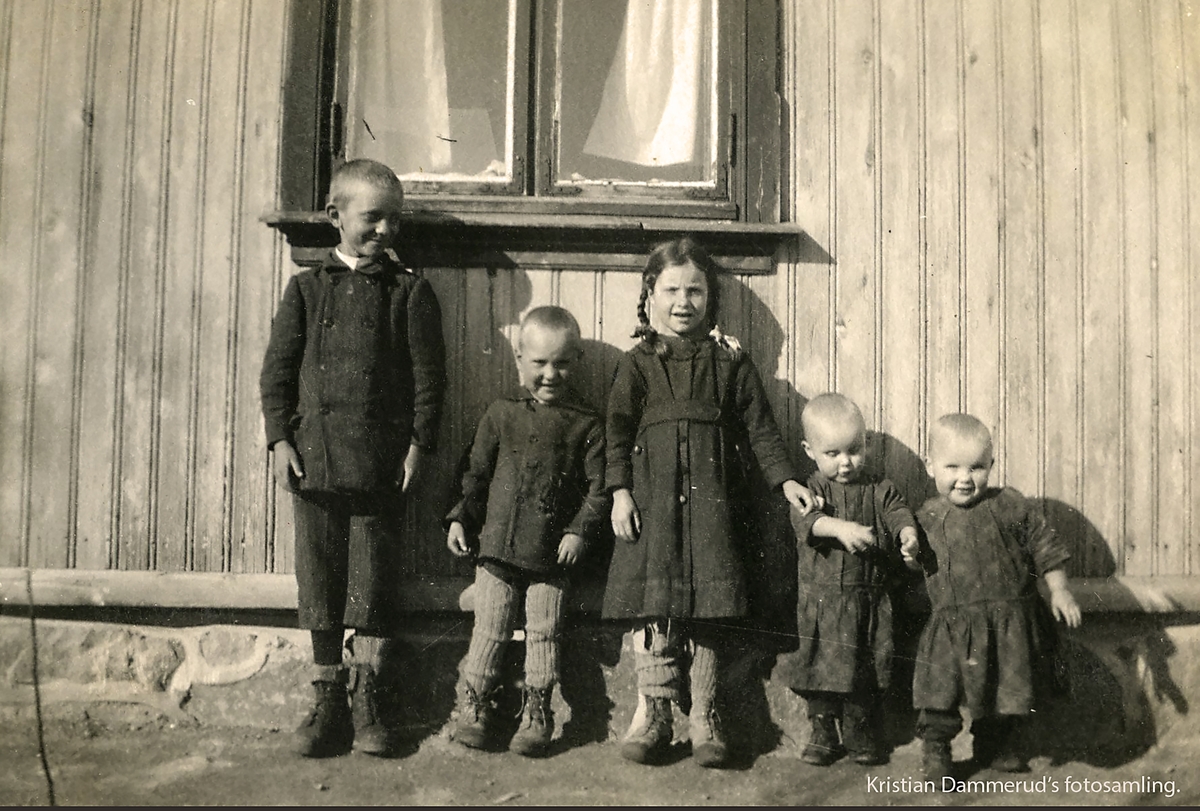 Fem av barna til Urskog-Hølandsbanens overkonduktør Martin Dammerud hjemme på Ringvold på Bjørkelangen