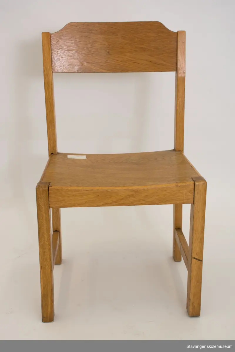 Elevstol av eik med rette sprosser i sete og rygg av bøyd kryssfiner.
