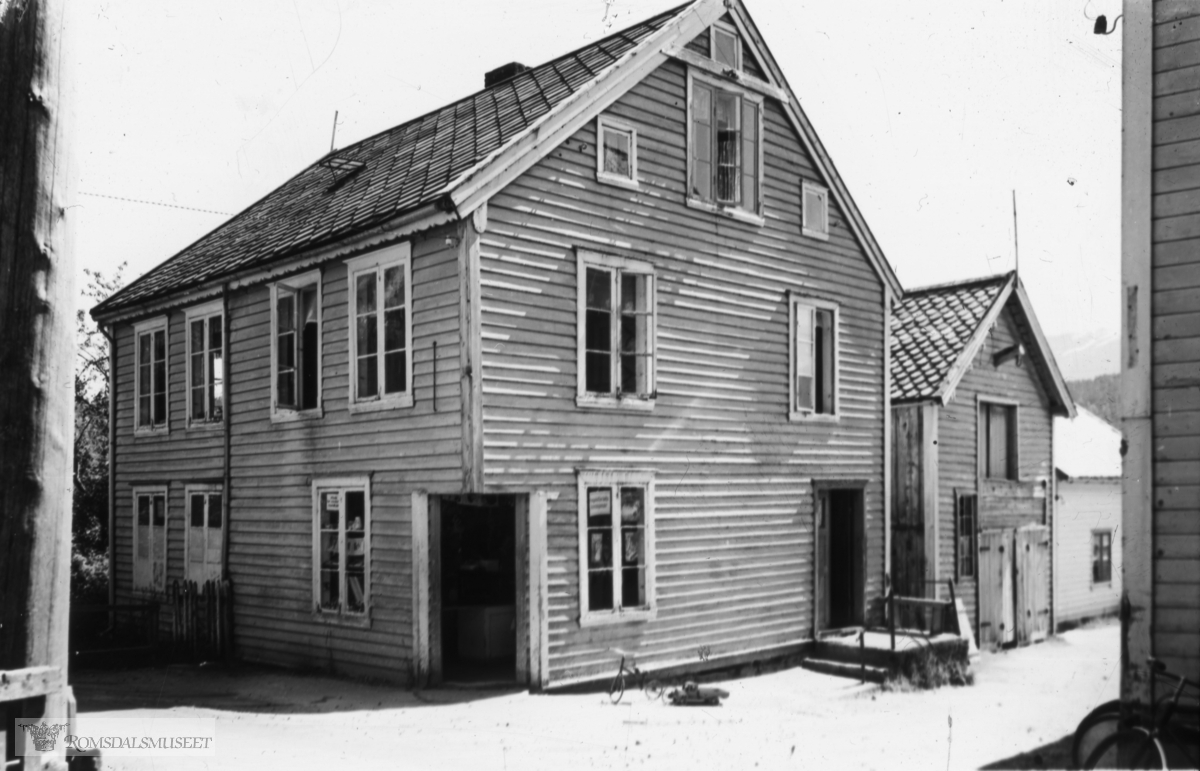 "78" "Sjøholt" "-49"..Bildet er nummerert som 206. I Ole Lind Schistad sin bok "Arkitektonisk Kartlegging av den eldre bebyggelse i Møre og Romsdal"