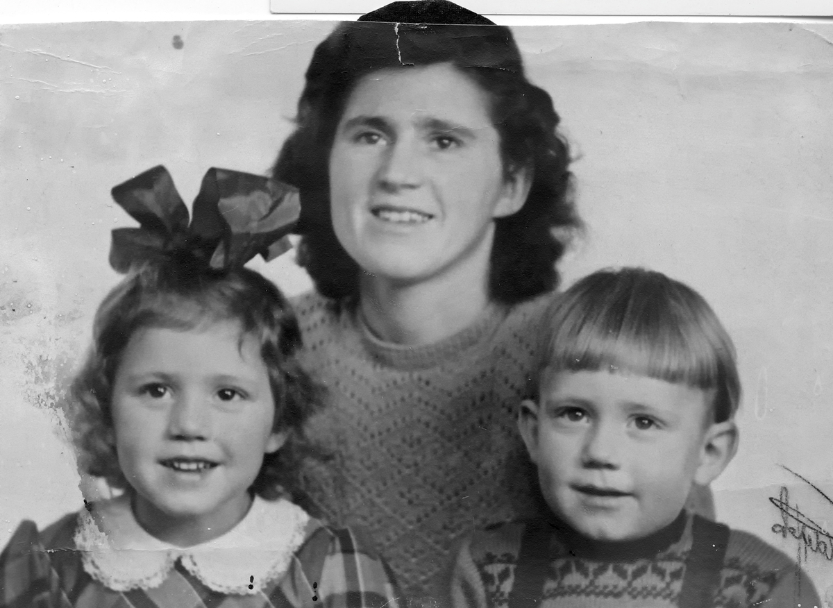 Familjeporträtt av Dagmar Svensson (1918 - 1996) med barnen Solveig (född 1942, gift Storfors) och Lennart (född 1944) år 1948. De bodde i Vommedal Västergård 3:2. Relaterat motiv: A2771.