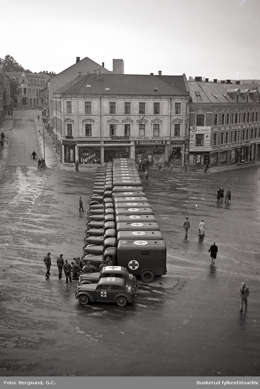 Tyske Rødekors biler parkert på S. Torg i invasjonen i 1940