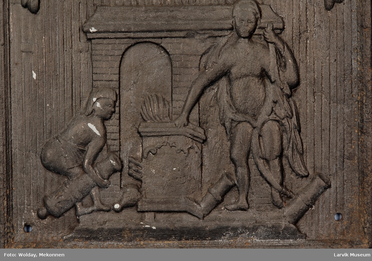 Herkules og mann med kanon ved et alter.blomstergirlander øverst. riflet bunn