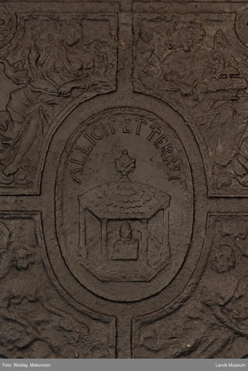 De 4 elementene fremstilt ved 4 allegoriske kvinnefigurer i hvert sitt felt. I midten ovalt felt med brennende alter i tempel. 