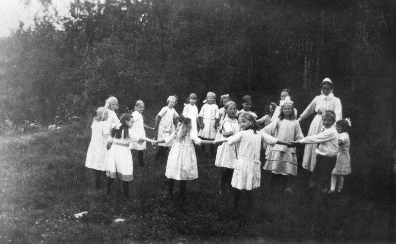 Jenter som leker ringlek, Borgen feriekoloni, Ringsaker. Foto: Anno  Domkirkeodden. (Foto/Photo)