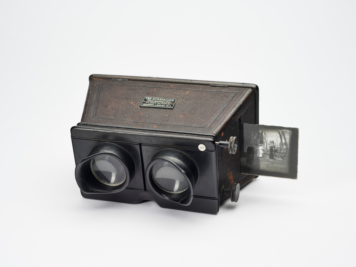 The Myrioscope er en stereobetrakter produsert av Sanger Shepherd & Co Ltd. Denne typen betrakter er kjent som en Brewster-type, oppkalt etter den engelske forskeren Sir David Brewster. 
Brewster ble ofte tatt for å være oppfinneren av stereobetrakteren, men selve idéen kreditererte han Mr. Elliot, en "Teacher of Mathematics" fra Edinburgh, som i følge Brewster hadde idéen om en stereobetrakter helt fra tidlig 1820-tallet. Betrakteren var konstruert for å se på tegninger først i 1839, samme året fotografiet ble oppfunnet. 
Året før konstruerte den engelske fysikeren Charles Wheatstone (1802-75) mest sannsynlig det første hjelpemiddelet for å se to nesten like tegninger tredimensjonalt. Wheatstones betrakter hadde et helt annet design enn Mr. Elliot og Brewster, som begge hadde en slags kassekonstruksjon, mens Wheatstones stereoskop hadde et mer åpent system. 
Etter fotografiets inntog og tsjekkeren Ludwig Moser (1822-1916) produksjon av stereofotografier, kom Brewster på banen og laget en forbedret stereobetrakter med prismelinser. Denne typen stereobetrakter ble produsert av flere og kjennes, som allerede nevnt, som en Brewster-type.