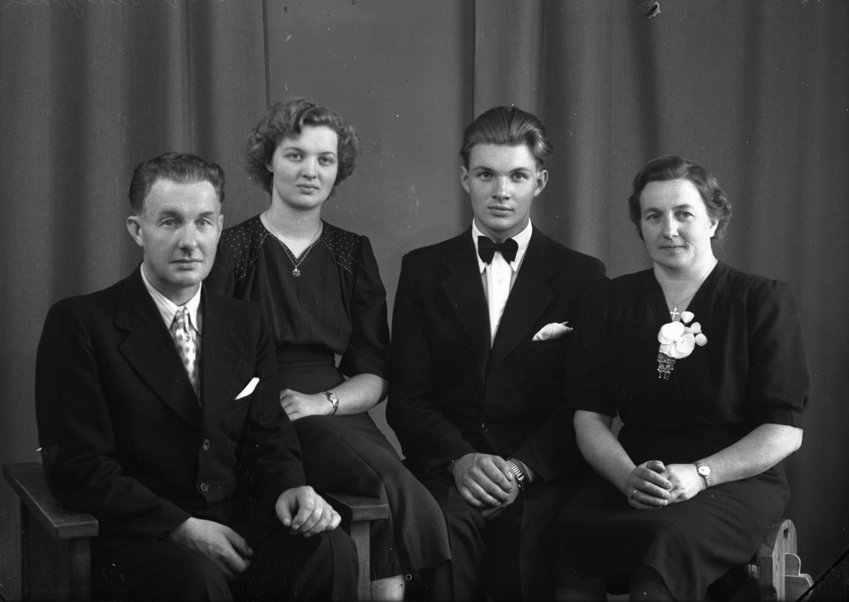 Familiebilde av Olaf Tingwall, Aud Tingwall, Rolf Tingwall, Margit Klepp.