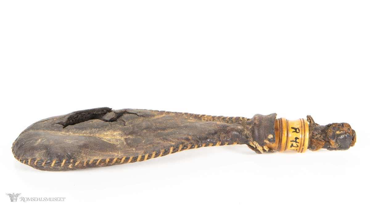 Sydd, dråpeformet lærpung med munnstykke av horn og propp av sammenbrettet og sydd lær.