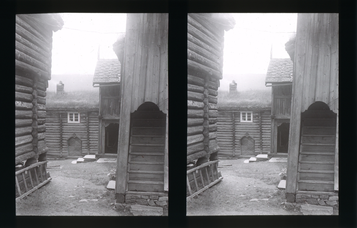 Tunet, Harildstad gård.  Hjørnene på to av bygningene, og en tredje bygning lenger bak. Tilhører Arkitekt Hans Grendahls samling av stereobilder.