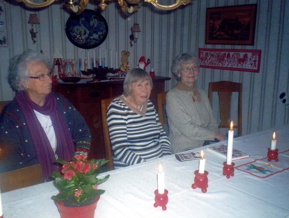 Studieförbundet Vuxenskolans studiecirkel "Göteborg" har julavslutning i Vommedal Västergård 3:3 "Hanses" år 2008. Från vänster: Asta Carlsson,  Greta Nilsson (född 1924) och Maj-Britt Larsson. Relaterat motiv: A2800.