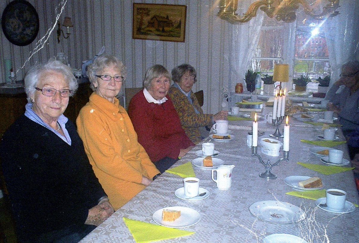 Studieförbundet Vuxenskolans studiecirkel "Göteborg" i Vommedal Västergård 3:3 "Hanses", november 2009. Stina Lundberg firar sitt 90-årskalas. Från vänster: Asta Carlsson, Maj-Britt Larsson, Greta Nilsson och Birgitta Eriksson.