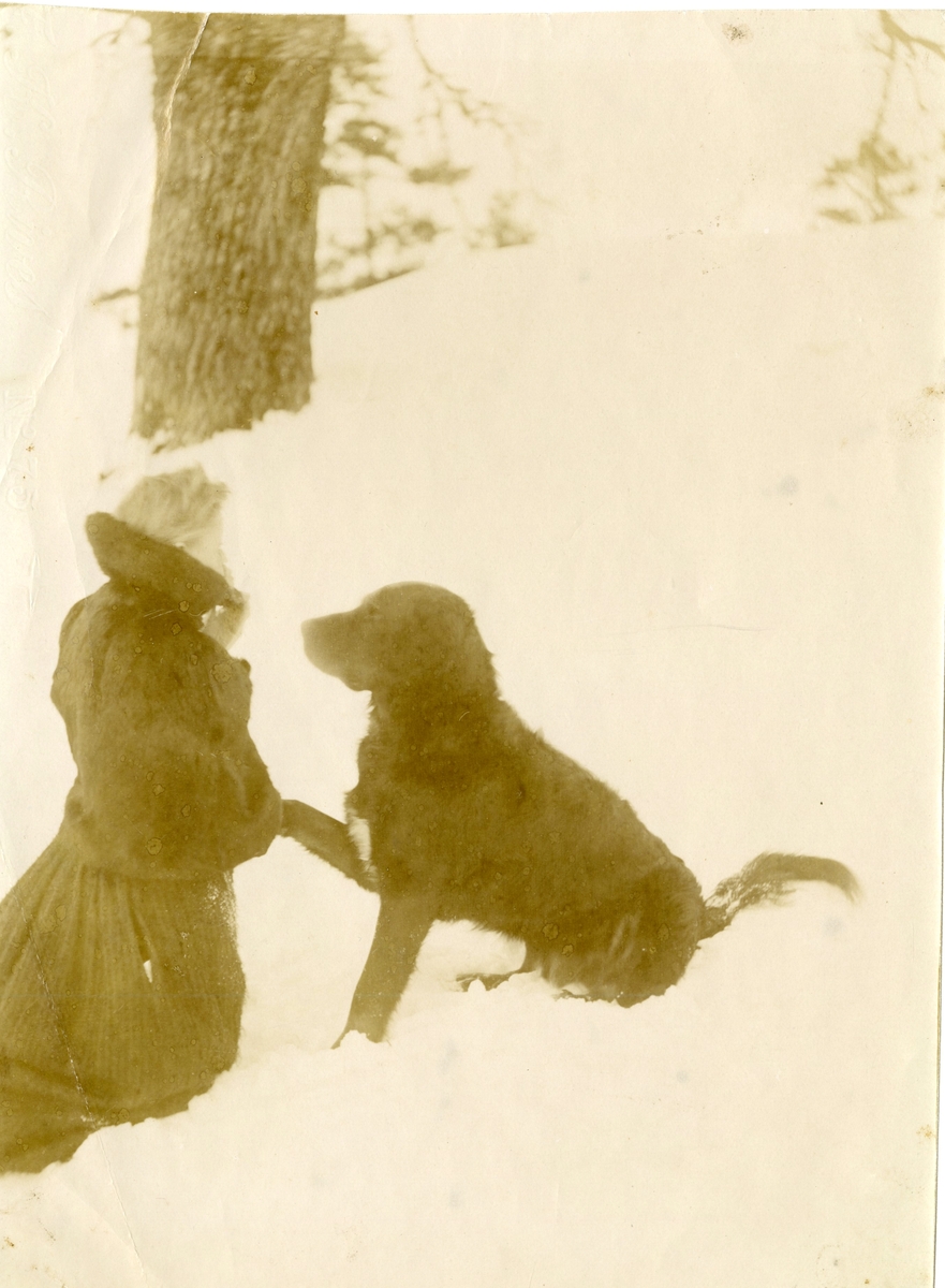 Henriette Marie Homann med hund. vinter på Berg.