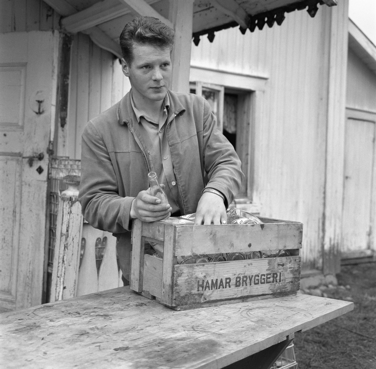 Gutt med ei bruskasse fra Hamar Bryggeri fylt med Soloflasker. Fotografiet skal være tatt i forbindelse med en 4H-leir i Søre Osen, Trysil, Hedmark i 1962.