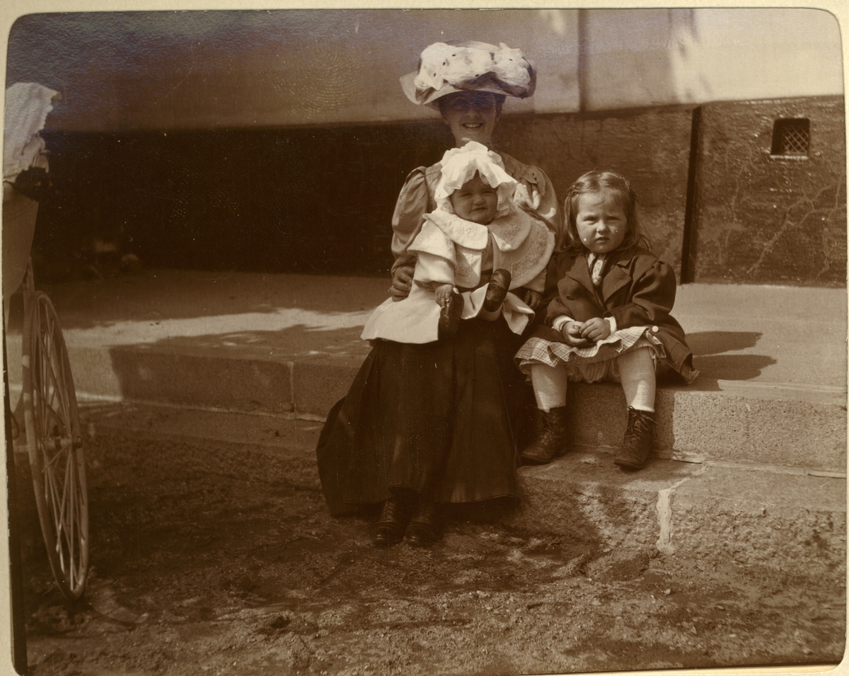 Nini Egeberg med døtrene Lucy, på fanget, og Mimi. Fotografert på Bogstad gård i 1908.
