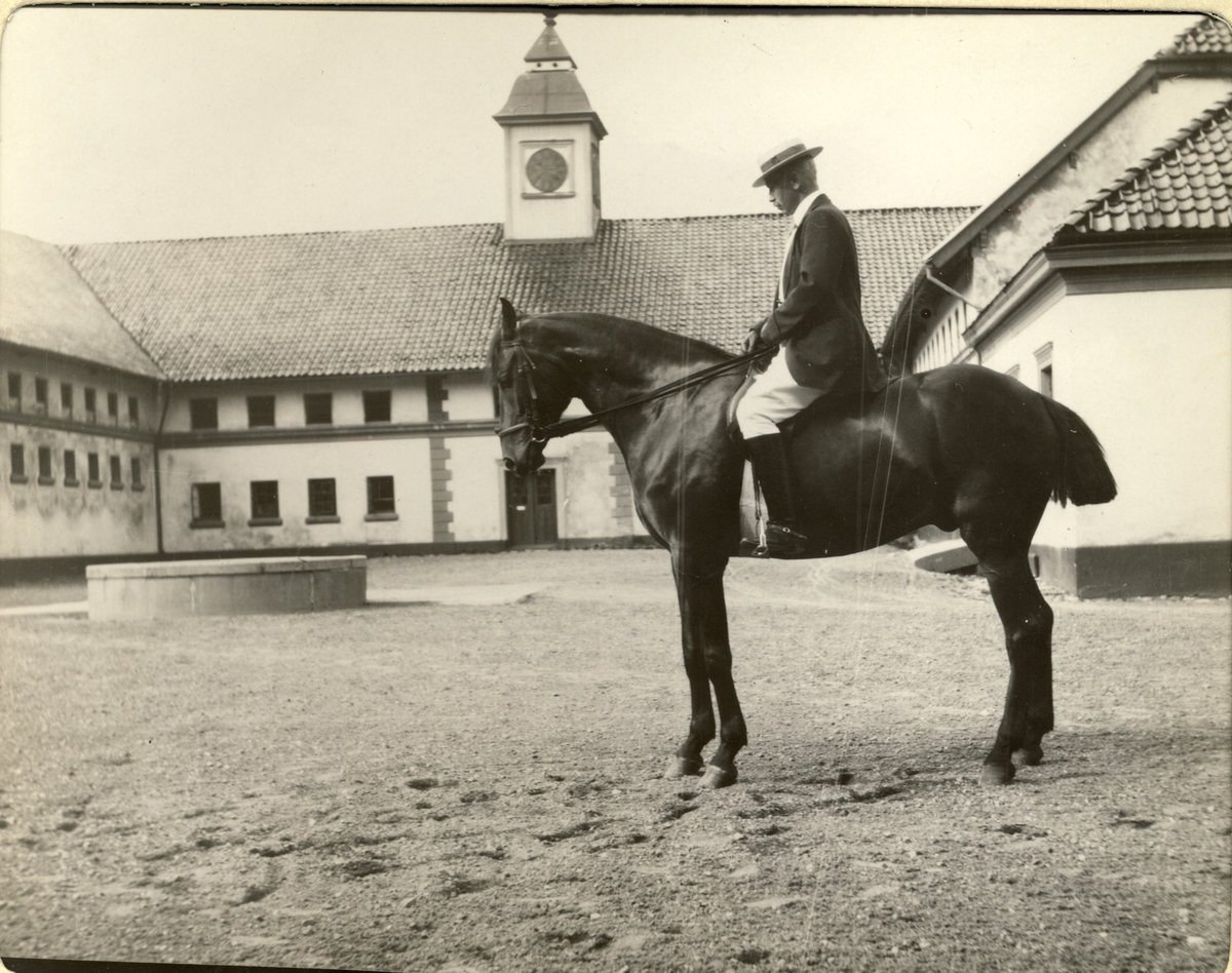 Westye Egeberg på hesten "Aiglon" på gårdsplassen til Bogstad gård. Fotografert sommeren 1910.