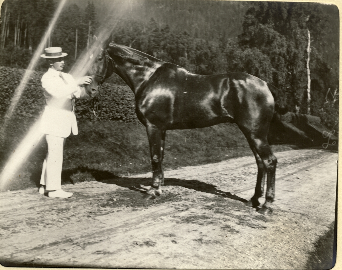 Westye Parr Egeberg med hesten "Shorthand". Fotografert sommeren 1910, antagelig på Bogstad gård.