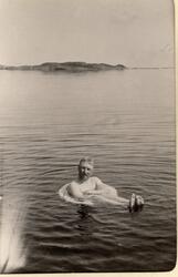 Westye P. Egeberg bader i livbøye fra seilbåten «Morild» som