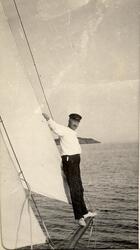 Westye P. Egeberg står på baugsprydet til seilbåten «Morild»