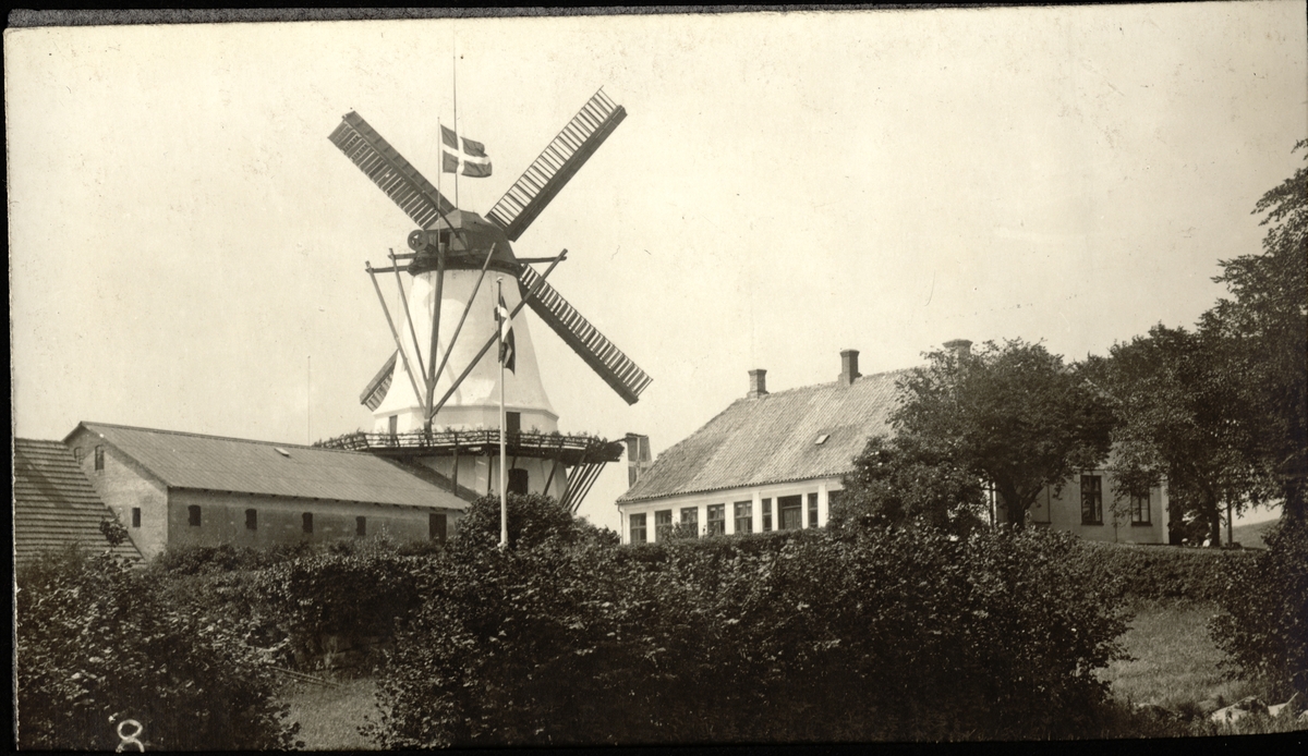 Dybbøl Mølle i Sønderborg, Danmark. Til høyre møllerboligen, til venstre kornlageret. Antagelig et postkort kjøpt i forbindelse med en rundreise i Europa 1922.
