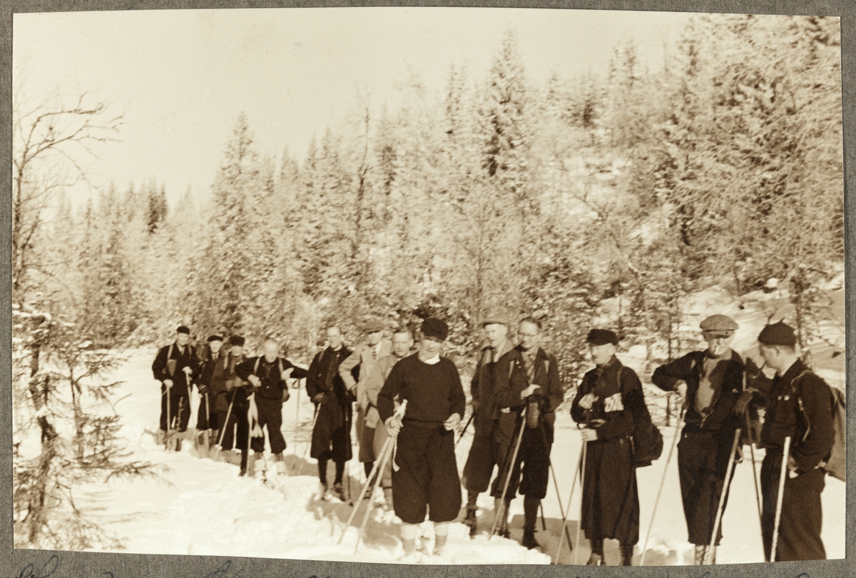 Medlemmer av skiklubben Fram på skitur i skogsterreng vinteren 1942. Blant deltakerne er Thorry Kiær, Søren Sommerfelt, Gerhard Kallevig og Carl Otto Løvenskiold.